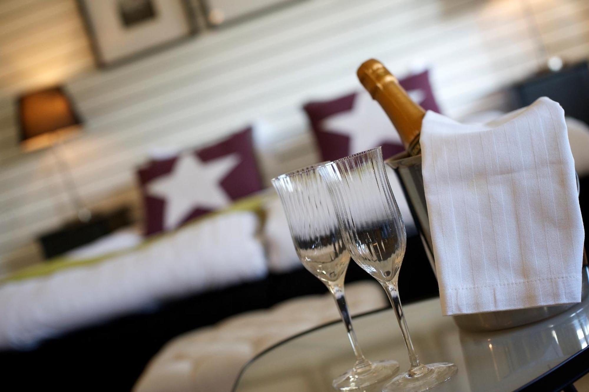 סאלה Hotell Tinget מראה חיצוני תמונה